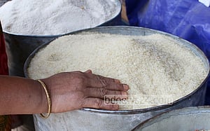 দশ টাকা চাল: কম দেওয়ার অভিযোগ আ. লীগ নেতার বিরুদ্ধে