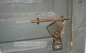দশ টাকার চাল: অনিয়মের অভিযোগে খাদ্য অফিসে তালা