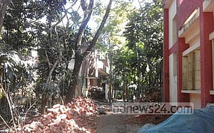 ব্যবস্থাপনা কমিটির সভাপতির ভবন স্কুলের জমিতে