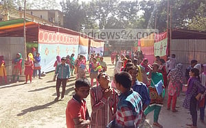 মাঠে কাপড় দিয়ে তৈরি জেএসসি পরীক্ষা কেন্দ্র
