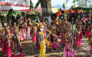 রাসলীলায় জমে উঠেছে মনিপুরী পাড়া