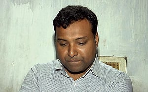 ঘুষ নেওয়ার অভিযোগে সরকারি কর্মকর্তা গ্রেপ্তার