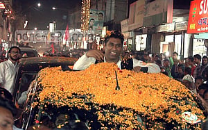 রাস্তা আটকে আ. লীগ নেতার সংবর্ধনায় জনভোগান্তি