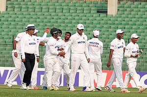 জাদেজার ঘূর্ণিতে ভারতের ইনিংস ব্যবধানে জয়