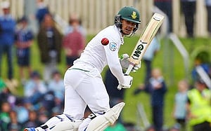 ডি ককের শতকের পর বিধ্বস্ত শ্রীলঙ্কা