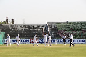 সাইফ, তাইবুরের দ্বিশতকে ঢাকার রানের পাহাড়
