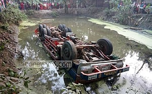 সাতক্ষীরায় ট্রাক উল্টে পুকুরে, চালকসহ নিহত ২