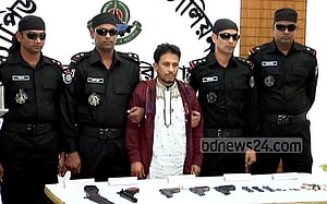বরিশালে অস্ত্রসহ ‘চরমপন্থী’ গ্রেপ্তার