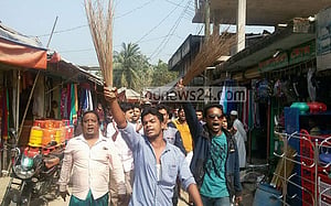 হাইমচরের চেয়ারম্যানের শাস্তির দাবিতে ঝাড়ু মিছিলে হামলা