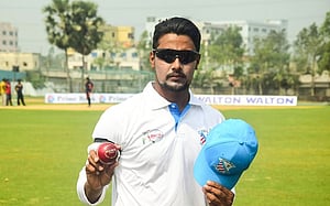 নাহিদুলের ৫ উইকেটের পর ফরহাদের লড়াই