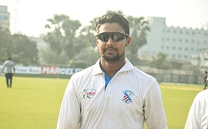নাহিদের ১০ উইকেট ছাপিয়ে ফরহাদ-নাঈমের সেঞ্চুরি
