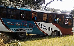 দিনাজপুরে বাস ধানক্ষেতে, নিহত ২