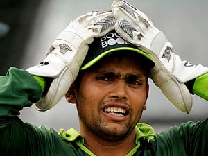পাকিস্তান দলে কামরান, বাদ আজহার