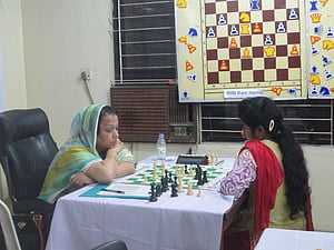 নেপালে শীর্ষে জিয়া ও রানী