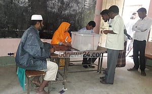 কুমিল্লা ও সিরাজগঞ্জে দুই প্রার্থীর নির্বাচন বর্জন