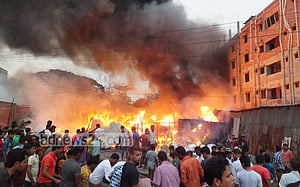 কালিয়াকৈরে পুড়েছে ঝুটের চার গুদাম