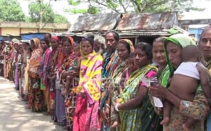 ত্রাণের চাল কম দেওয়ার অভিযোগ খালিয়াজুরীতে