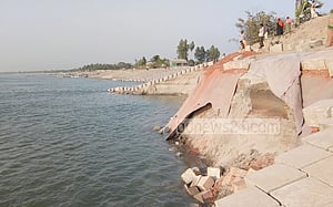 সিরাজগঞ্জে নির্মাণাধীন বাঁধে ধস