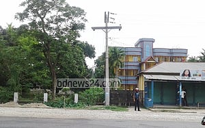 নাটোরে একটি বাড়ি ঘিরে রেখেছে পুলিশ
