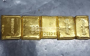 সাতক্ষীরা সীমান্তে স্বর্ণের বারসহ যুবক আটক