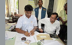 লালপুরে ‘ঘুষের টাকাসহ’ হিসাবরক্ষণ কর্মকর্তা গ্রেপ্তার