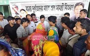 নাটোরে লক্ষাধিক পানিবন্দি, বাড়ি বাড়ি গিয়ে প্রতিমন্ত্রীর ত্রাণ বিতরণ