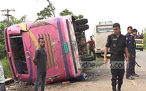 ঈদে বেড়াতে গিয়ে বাস খাদে, লাশ হল তিনজন