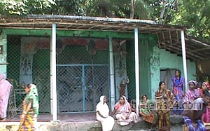 সাতক্ষীরায় হামলা চালিয়ে প্রতিমা ভাংচুর
