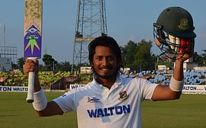 এনামুলের সেঞ্চুরিতে খুলনার জবাব