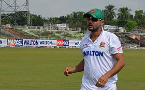 বৃষ্টির আগে মাশরাফি-ঝলক