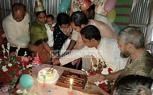 কেক কেটে তোফা-তহুরার জন্মদিন পালন