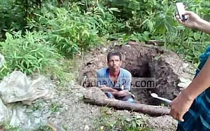 কবর থেকে হাড়গোড় চুরির অভিযোগে যুবক আটক