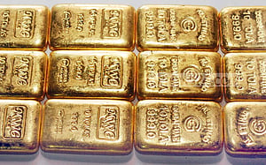 স্যান্ডেলে লুকানো ১২ স্বর্ণের বার উদ্ধার, যুবক গ্রেপ্তার