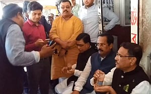 মন্ত্রীর সঙ্গে হাত মিলিয়ে ‘মোর মনটা আইজ খুব খুশি’