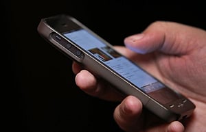 ফ্রান্সে বন্ধ হচ্ছে শিশুদের ফোন ব্যবহার