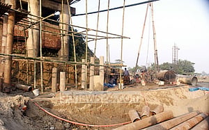‘গাড়ির ভারে সেতু কাঁপে’