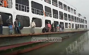 চাঁদপুরের চরে যাত্রীসহ লঞ্চ আটকা