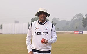 জুনায়েদের সেঞ্চুরি, রাজ্জাকের ৬ উইকেট