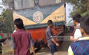 জামালপুরের নছিমনে ট্রেনের ধাক্কা, চালক নিহত