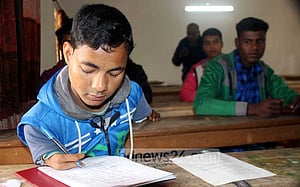 দুই আঙুলে এসএসসি দিচ্ছে একরামুল