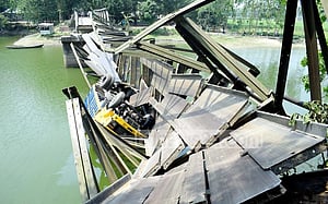 ধুনটে বেইলি ব্রিজ ভেঙে ট্রাক খালে, আহত ৩