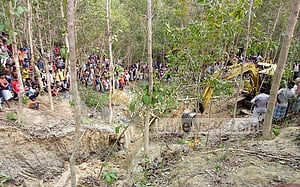 ঘুমধুমে মাটিচাপায় তিনজনের মৃত্যু
