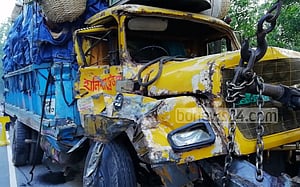 টাঙ্গাইলে তিন ট্রাকের সংঘর্ষের পর যানজট