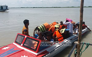 পদ্মায় স্পিডবোট উল্টে মেয়রসহ আহত ৬