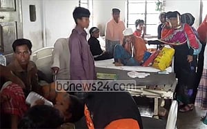 নোয়াখালীতে বাস দোকানে ঢুকে চালক নিহত