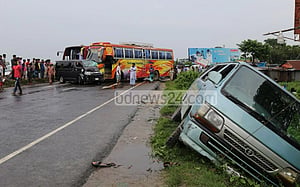 কুমিল্লায় খন্দকার মোশাররফের গাড়িবহরে বাসের ধাক্কা, নিহত ১