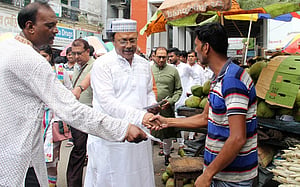 সিটি নির্বাচন: প্রতীক পেয়ে প্রচারে প্রার্থীরা