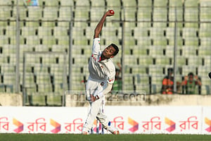 সবুজ উইকেটে ফজলে মাহমুদের সেঞ্চুরি, শফিউলের আগুনে বোলিং