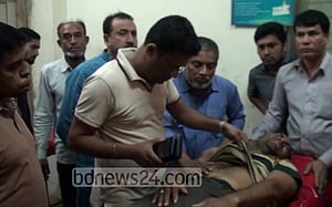 পরিষদে ঢুকে ইউপি চেয়ারম্যানকে পিটিয়ে আহত