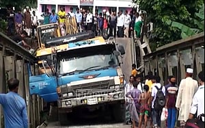 পিরোজপুরে বেইলি ব্রিজ ভেঙে ট্রাক খালে